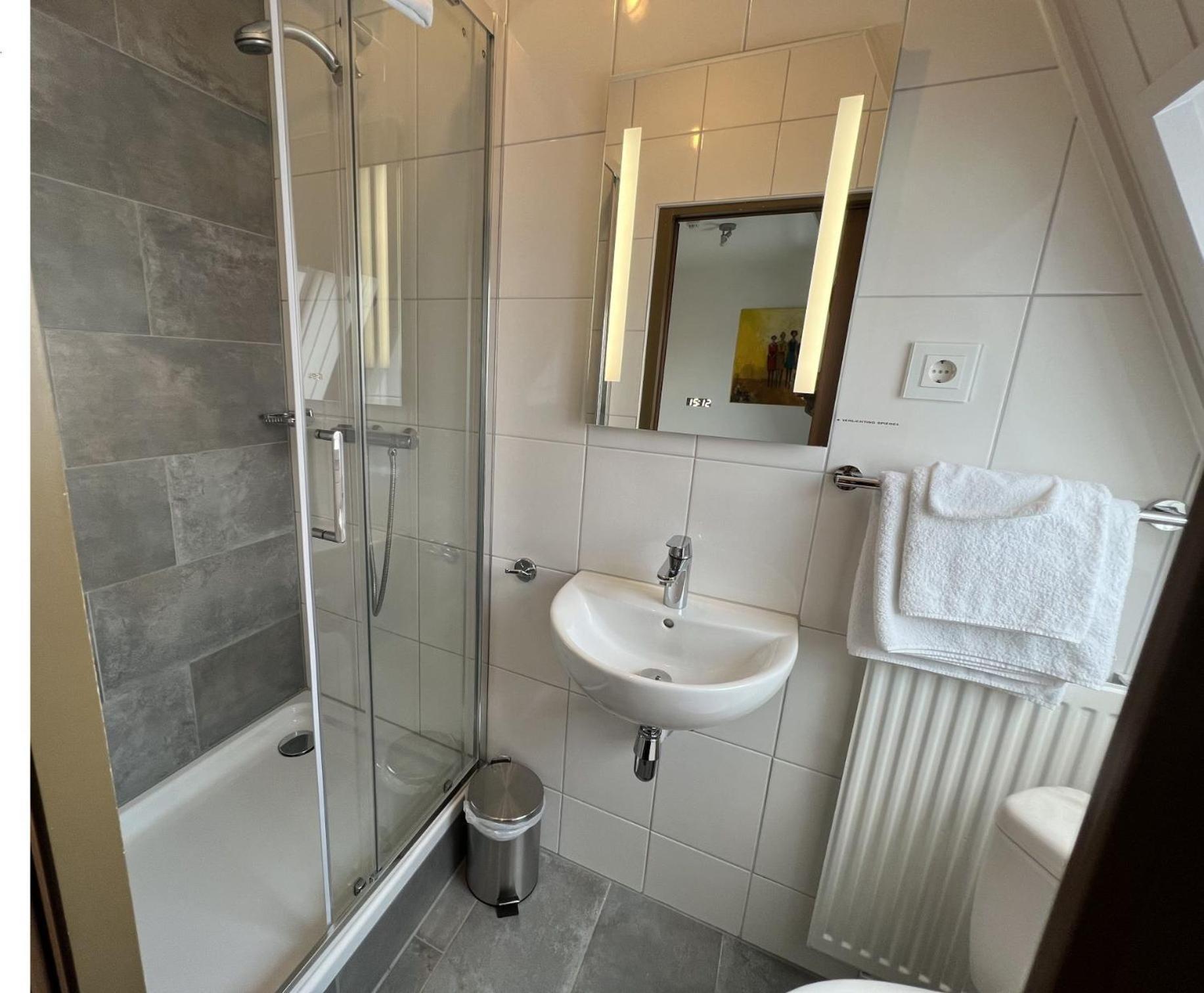 Hotel Van Der Maas Отмарсум Екстериор снимка